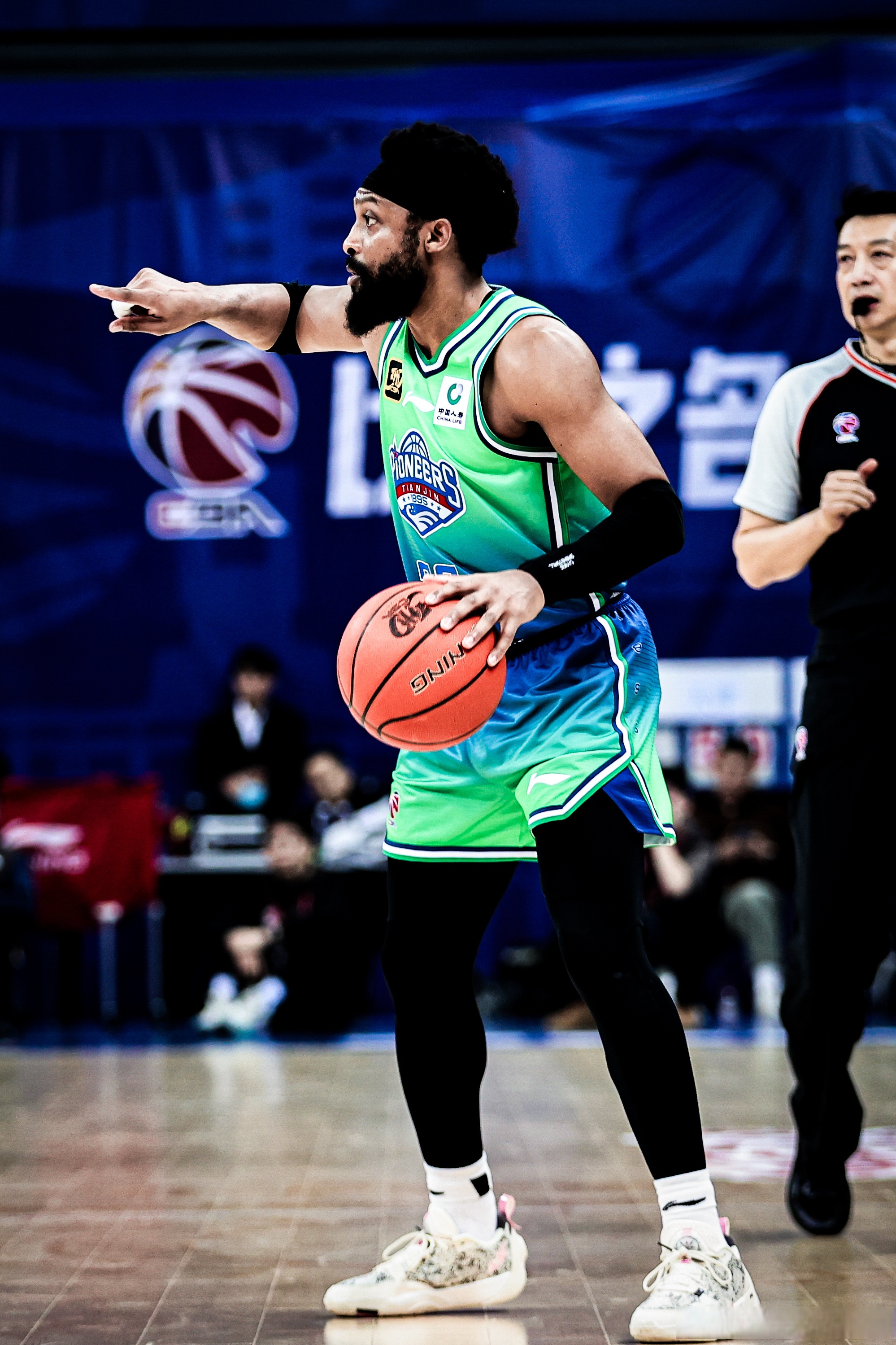 世俱杯-篮网完胜青岛队，赵继伟点燃赛场